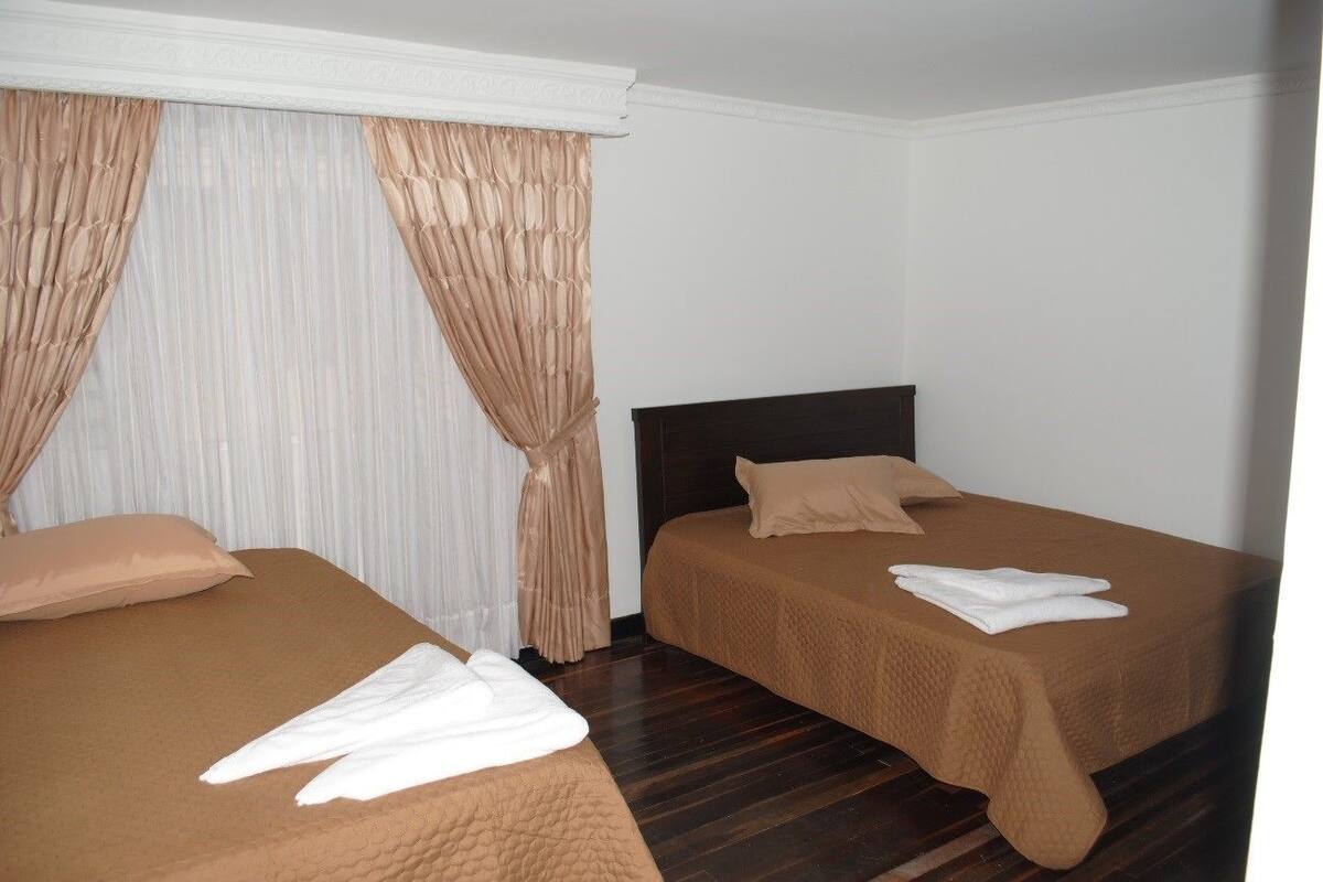 Family Room | Desk, rollaway beds, free WiFi