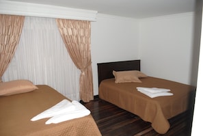 Family Room | Desk, rollaway beds, free WiFi