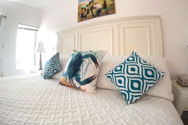 Luxury Studio, 1 King Bed | Premium bedding, pillowtop beds, in-room safe, individually decorated