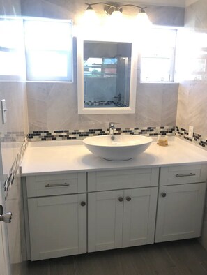 Vila superluxo, 1 cama King e sofá-cama | Banheiro | Produtos de toalete de grife, secador de cabelo, roupões de banho 
