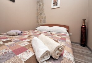 Apartment, 2 Schlafzimmer, Meerblick | 2 Schlafzimmer, kostenlose Babybetten, kostenloses WLAN, Bettwäsche