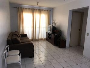 Apartamento, 2 quartos | Sala de estar | TV