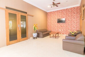 Interior - RedDoorz near Kebun Raya Bogor (Bogor)