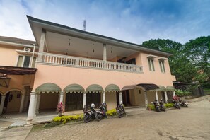 Front of property - RedDoorz near Kebun Raya Bogor (Bogor)