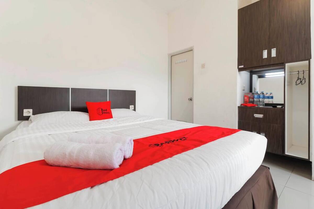Desk, blackout curtains, free WiFi, bed sheets