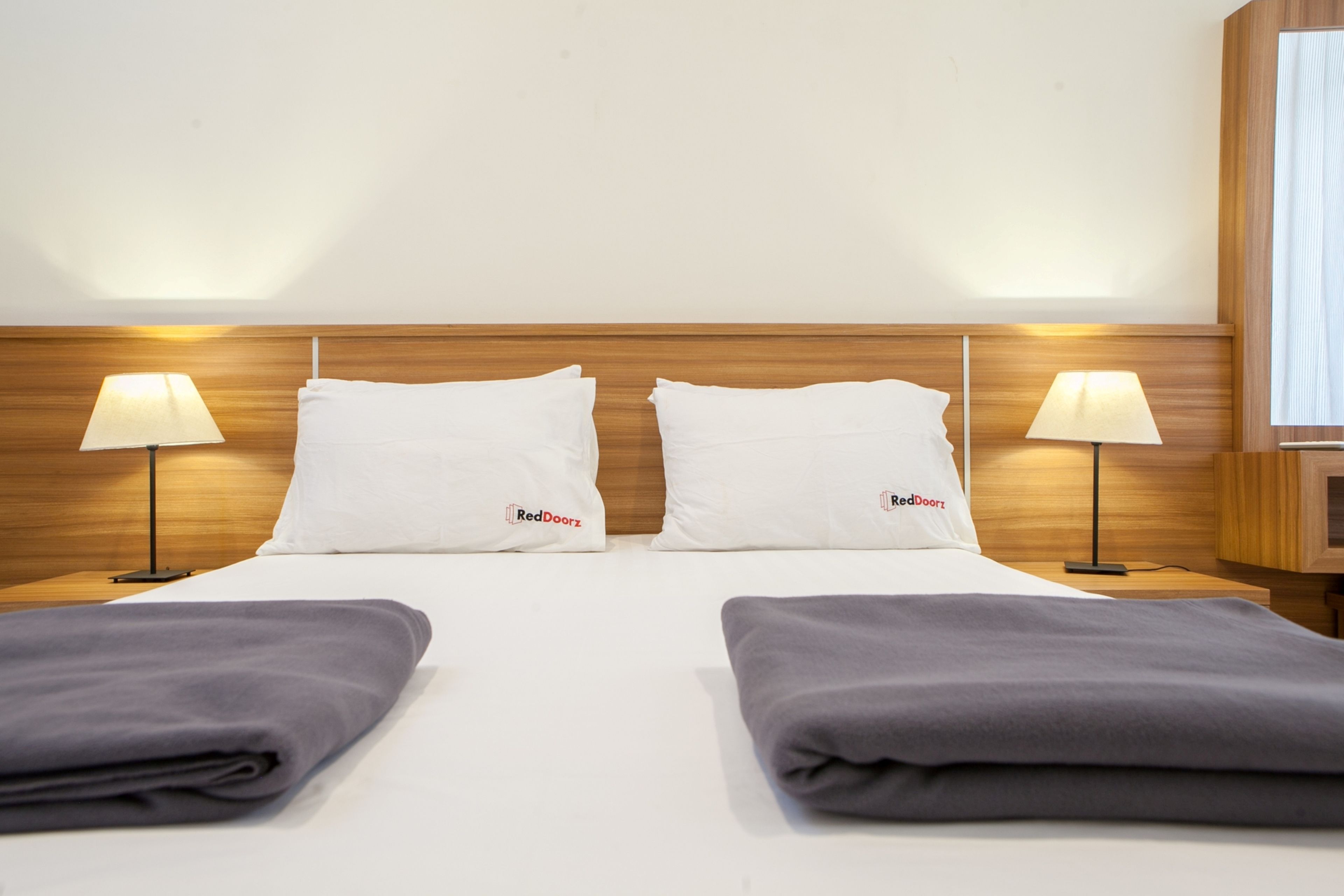 Meja, langsir/tirai gelap terus, Wi-fi percuma, cadar katil 