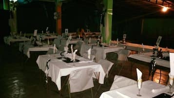 Breakfast, lunch, dinner served; local and international cuisine
