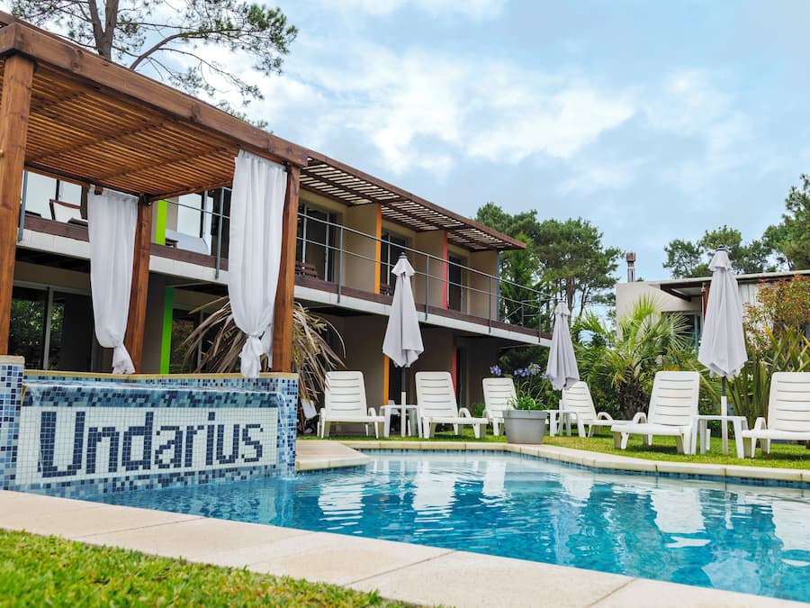 Una piscina al aire libre de temporada, sombrillas