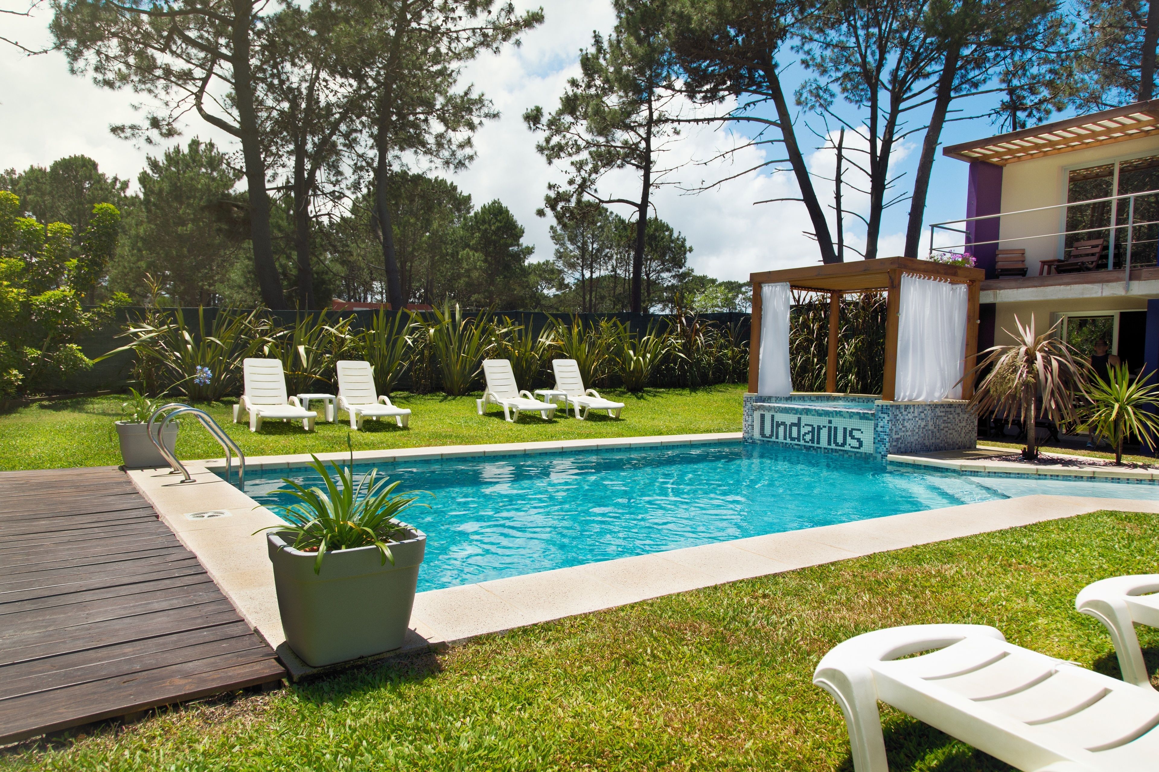 Alberca al aire libre por temporada y sombrillas en la alberca 