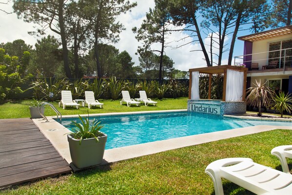 Sesongbasert utendørsbasseng, bassengparasoller og solsenger