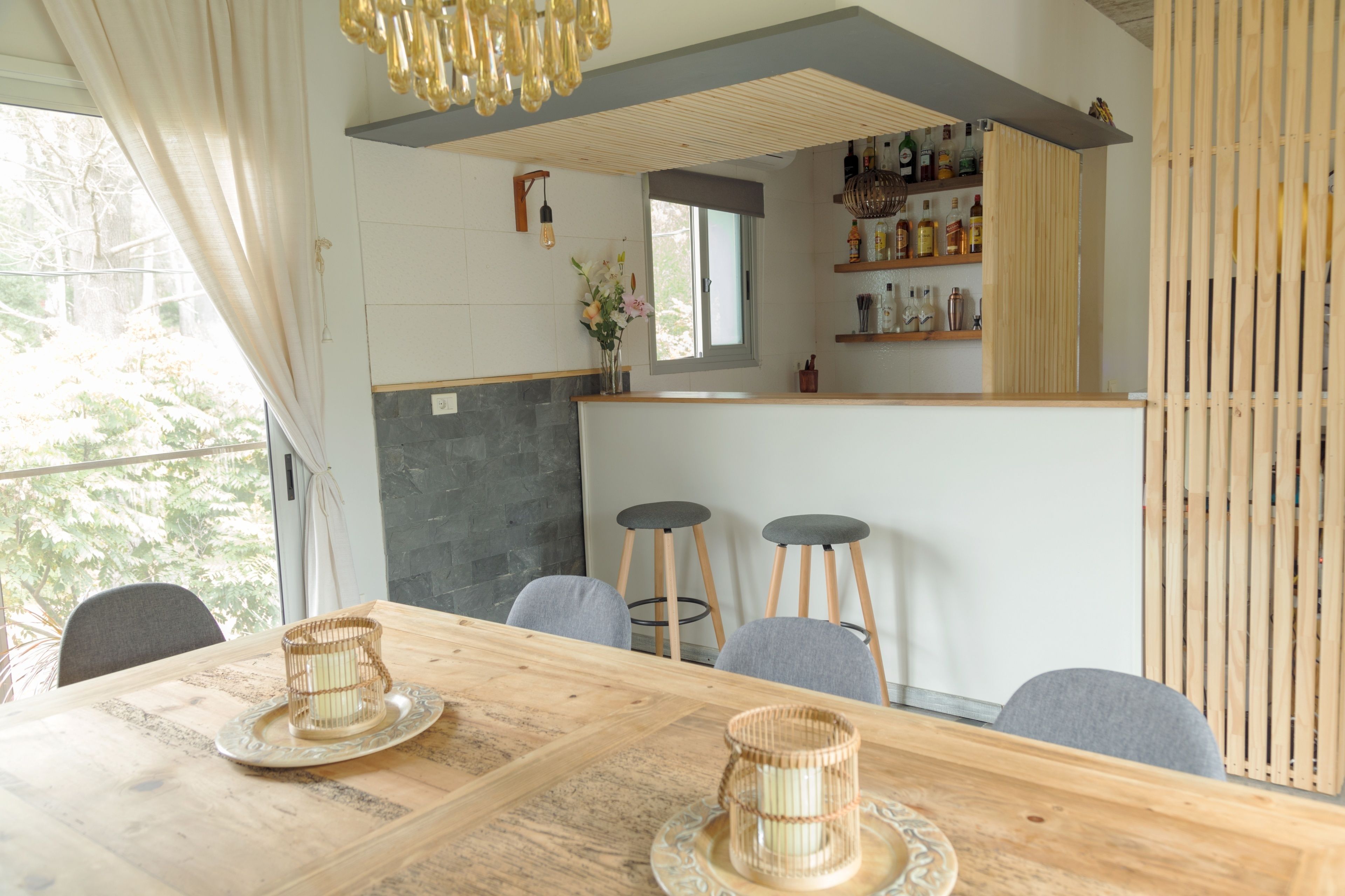 朝食、ディナーに営業