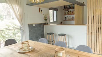 Breakfast and dinner served