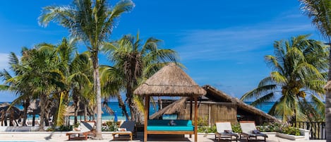 حمّام سباحة خارجي، مقاعد للتشمس