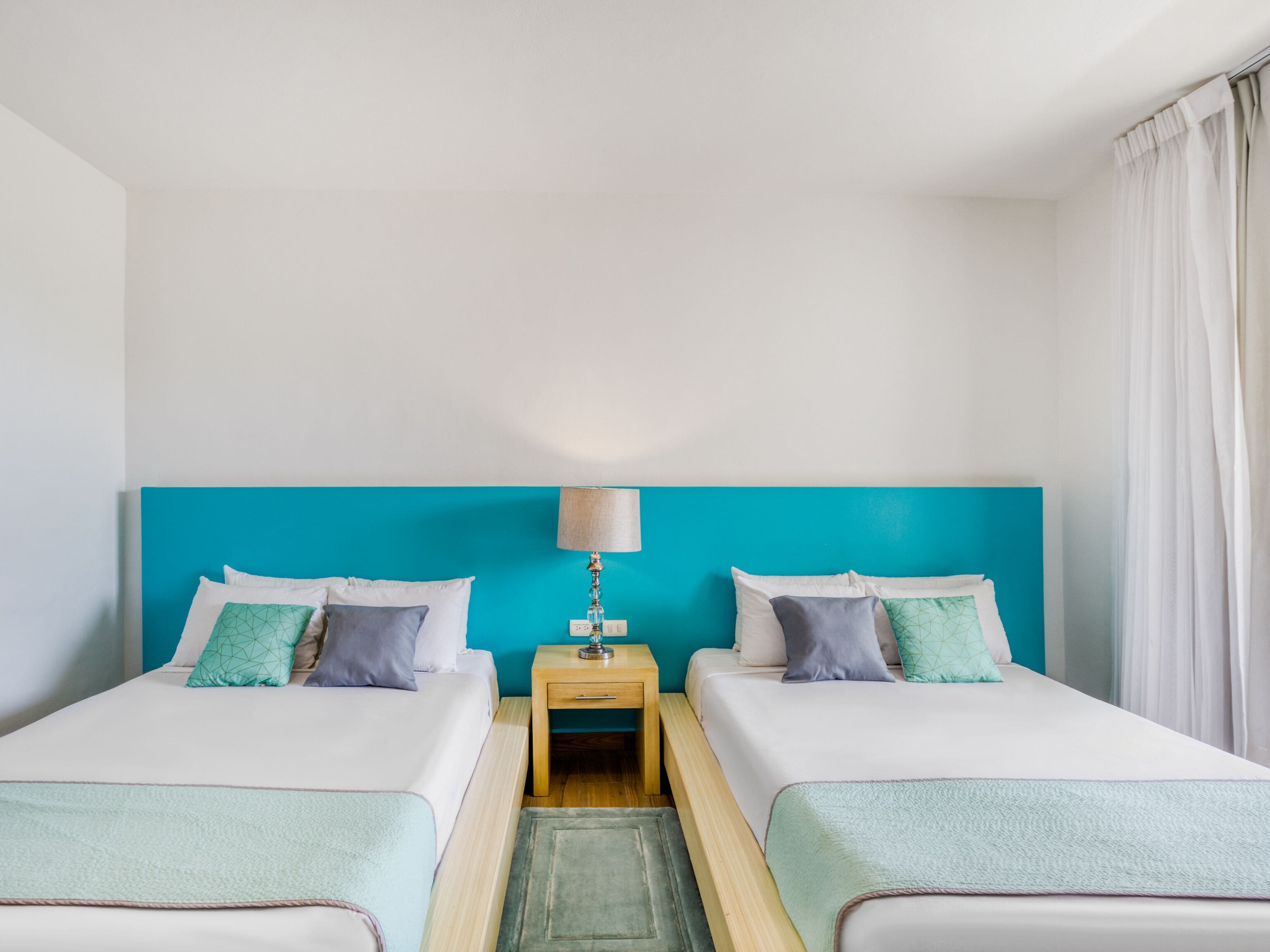 Standaard kamer, 2 tweepersoonsbedden | Een kluis op de kamer, een bureau, gratis wifi