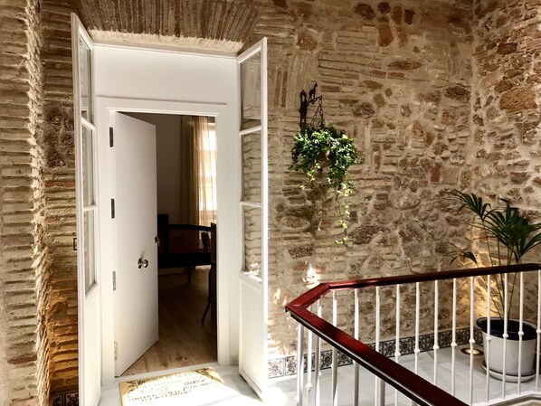 Studio With Queen Bed and Balconies | Innvendig