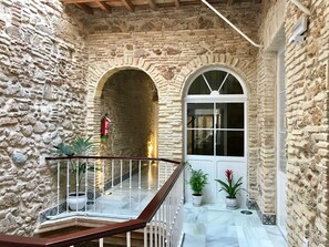 Studio with Twin Beds and Balconies  | Salle de bain | Articles de toilette gratuits, sèche-cheveux, chaussons