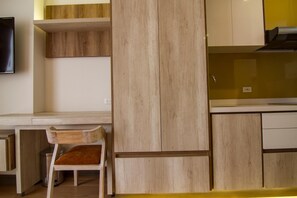Minibar, escritorio, tabla de planchar con plancha y wifi gratis 
