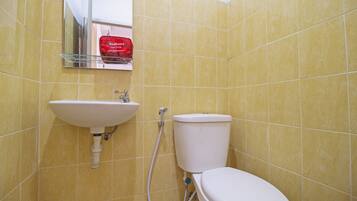 Double Room | Bathroom | Combined shower/bathtub, free toiletries, towels