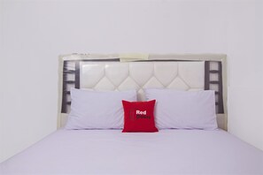 Double Room | Desk, free WiFi, bed sheets - RedDoorz near STAN (South Tangerang)
