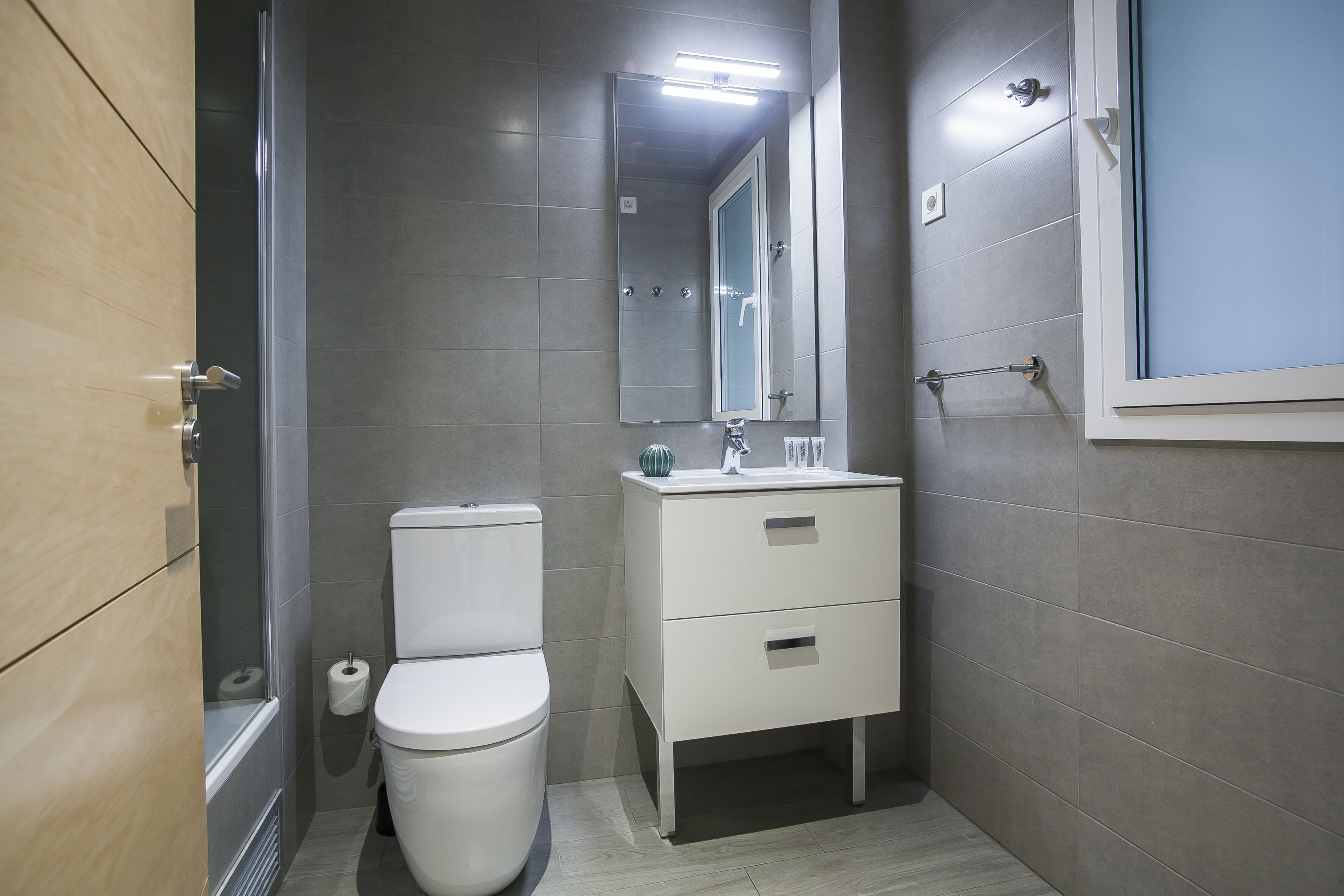 Bathtub, deep-soaking bathtub, free toiletries, hair dryer