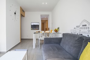 Flat-screen TV - BBarcelona Gaudi Flats (Barcelona)