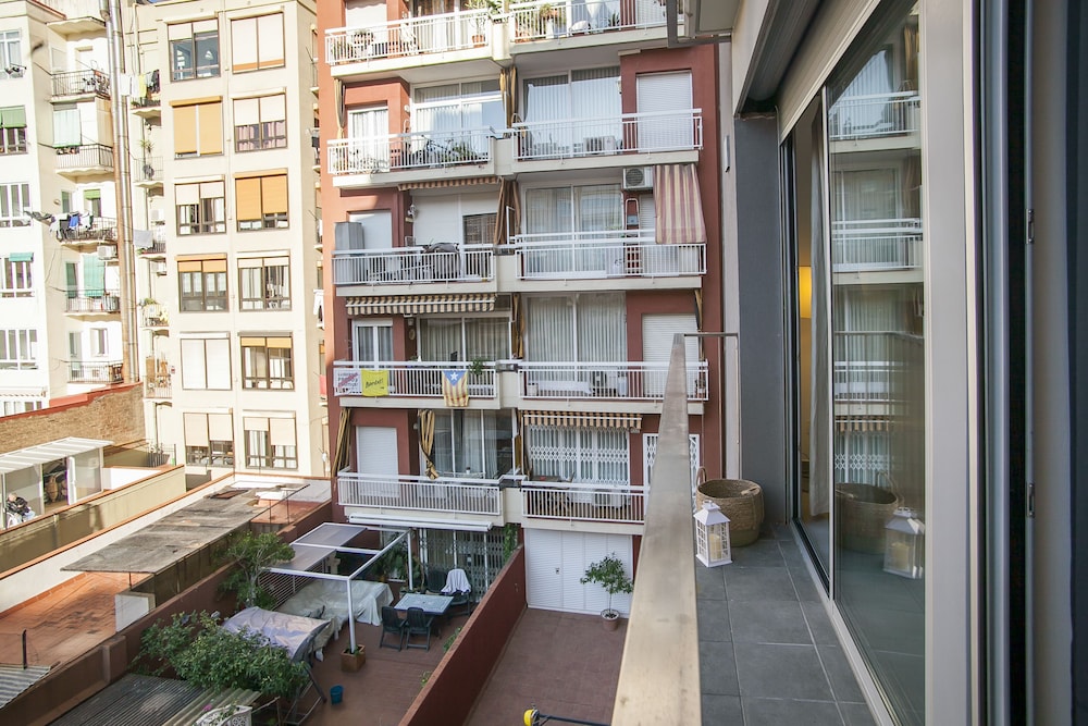 BBarcelona Gaudi Flats photo 2