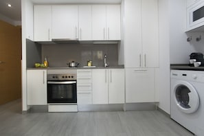 Frigorífico, microondas, horno y placa de cocina
