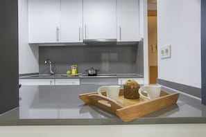 Frigorífico, microondas, horno y placa de cocina