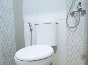 Shower, free toiletries, hair dryer, towels - RedDoorz Plus near Plaza Ambarukmo (Depok)
