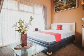Room - RedDoorz Plus near Plaza Ambarukmo (Depok)