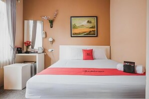 Desk, bed sheets - RedDoorz Plus near Plaza Ambarukmo (Depok)