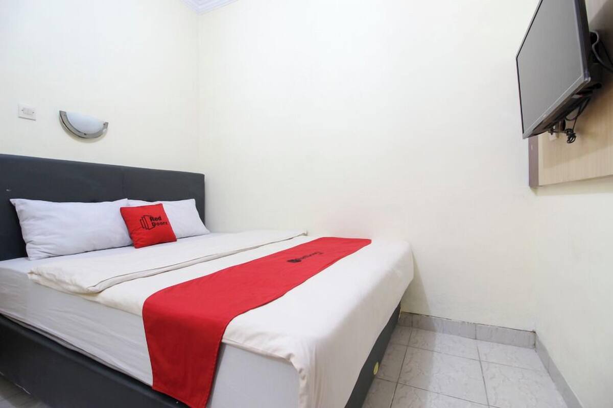 Desk, WiFi, bed sheets