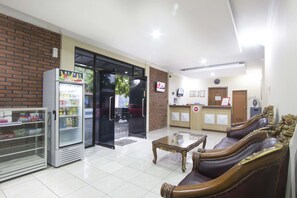 Interior entrance - RedDoorz Plus near Stadion Mandala Krida (Yogyakarta)