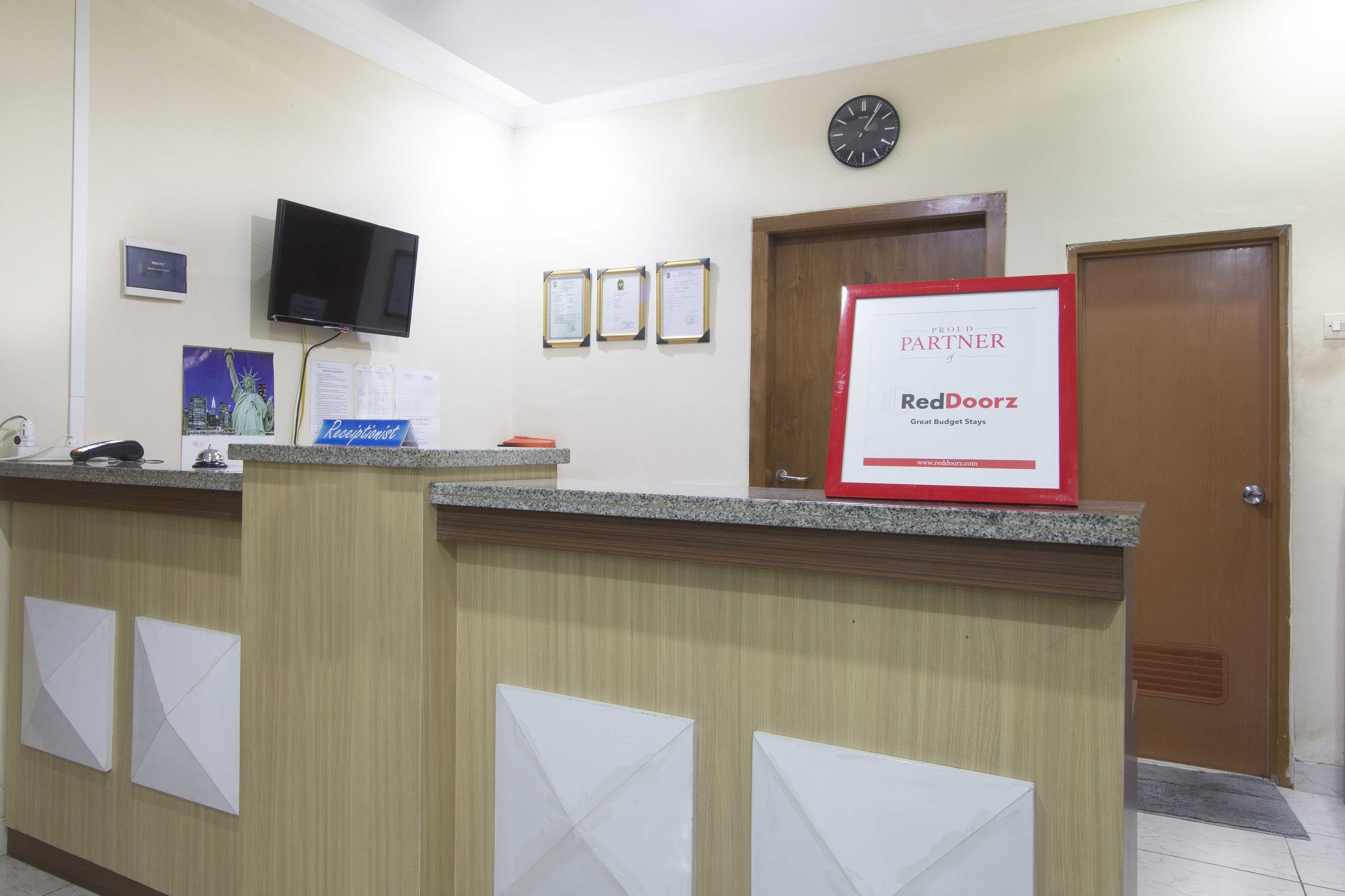 Foto - RedDoorz Plus near Stadion Mandala Krida