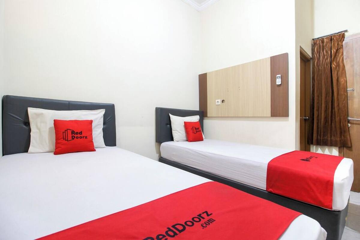 Desk, WiFi, bed sheets