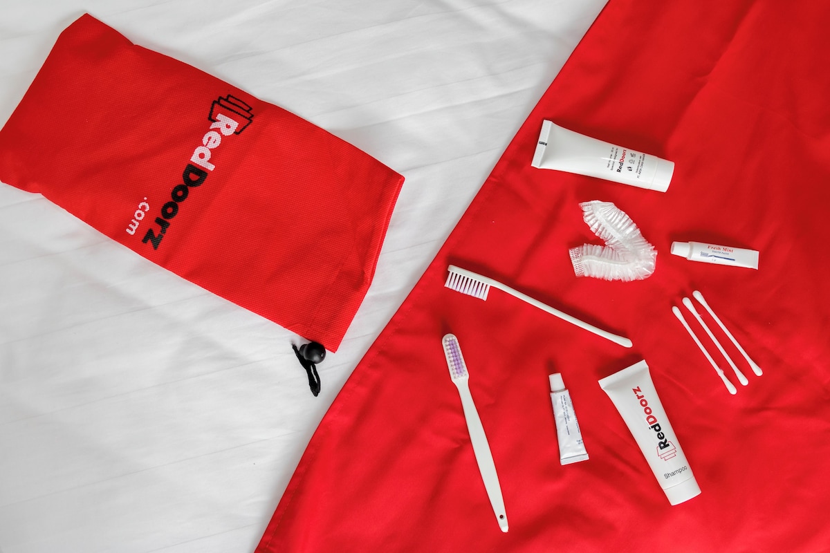 Bathroom amenities | Shower, free toiletries, towels