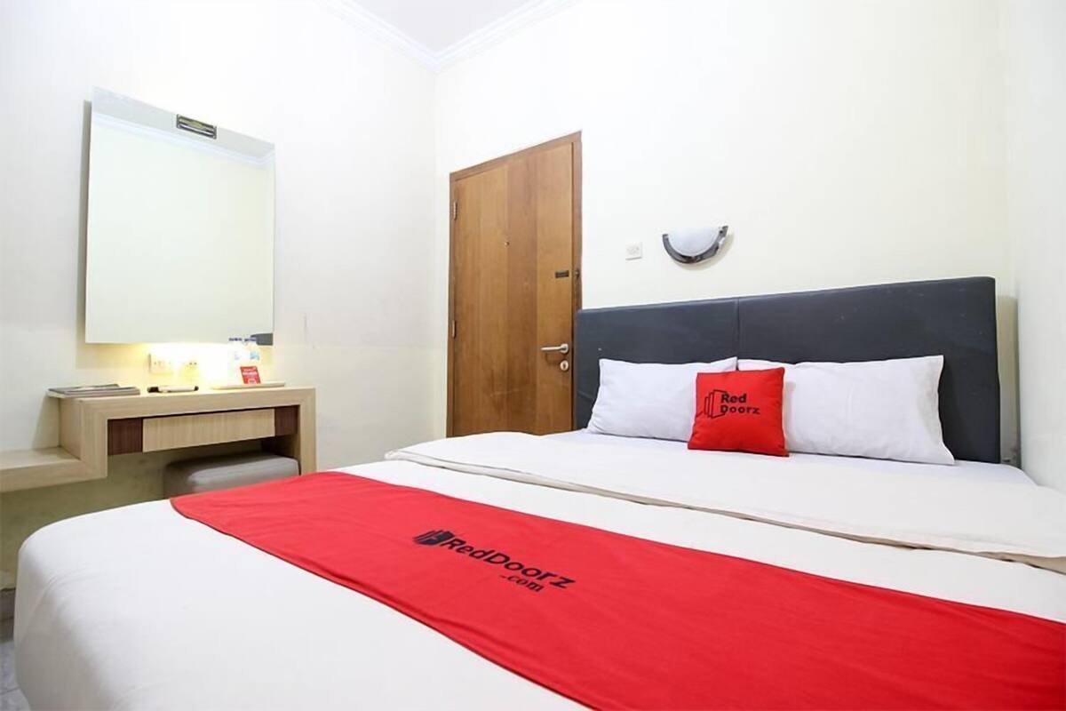 Desk, WiFi, bed sheets