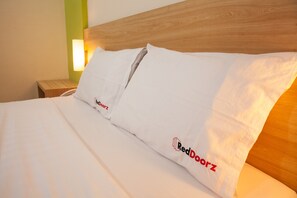 Room - RedDoorz near Kawasan Industri SIER 2 (Surabaya)