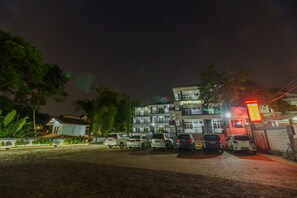 Fassade der Unterkunft – Abend/Nacht