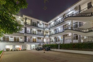 A multi-story building with balconies and a paved courtyard. - RedDoorz Plus near Sukajadi 2 (Bandung)