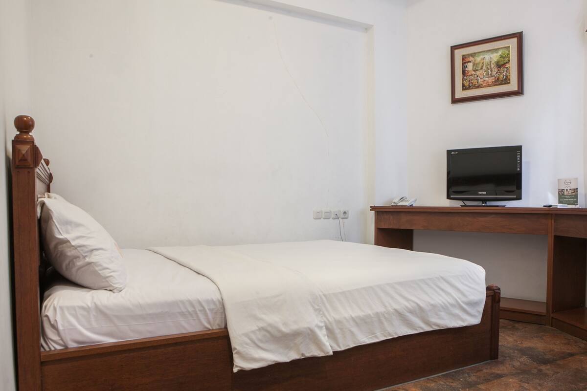 Desk, free WiFi, bed sheets