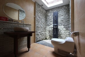 Habitación doble | Baño | Regadera, amenidades de baño gratuitas, toallas 