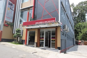Vista frontal de la propiedad