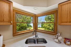 Family Suite, 1 Queen Bed with Sofa bed, Kitchen, Lake View | Private kitchen | Fridge, microwave, coffee/tea maker