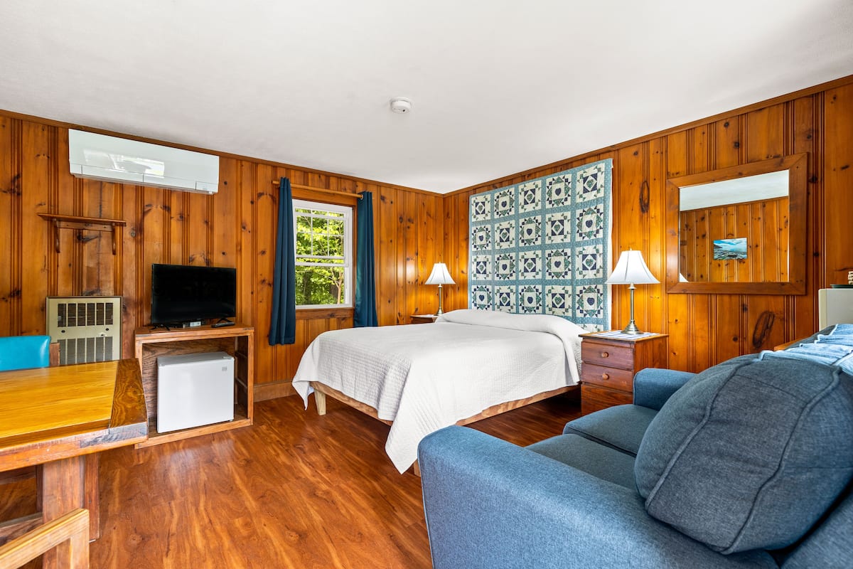 Room, 1 Queen Bed (Motel) | Desk, blackout drapes, iron/ironing board, free WiFi