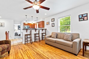Living area - Lakeview on the Lake (Harborcreek)