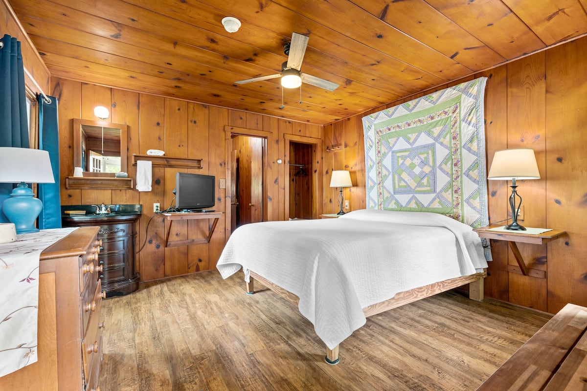 Romantic Suite, 1 Queen Bed, Kitchenette | Desk, blackout drapes, iron/ironing board, free WiFi