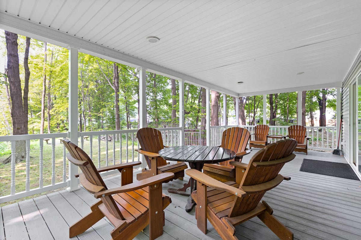 Family House, 3 Bedrooms, Kitchen, Partial Lake View | Desk, blackout drapes, iron/ironing board, free WiFi