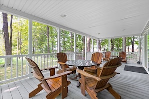 Desk, blackout drapes, iron/ironing board, free WiFi - Lakeview on the Lake (Harborcreek)