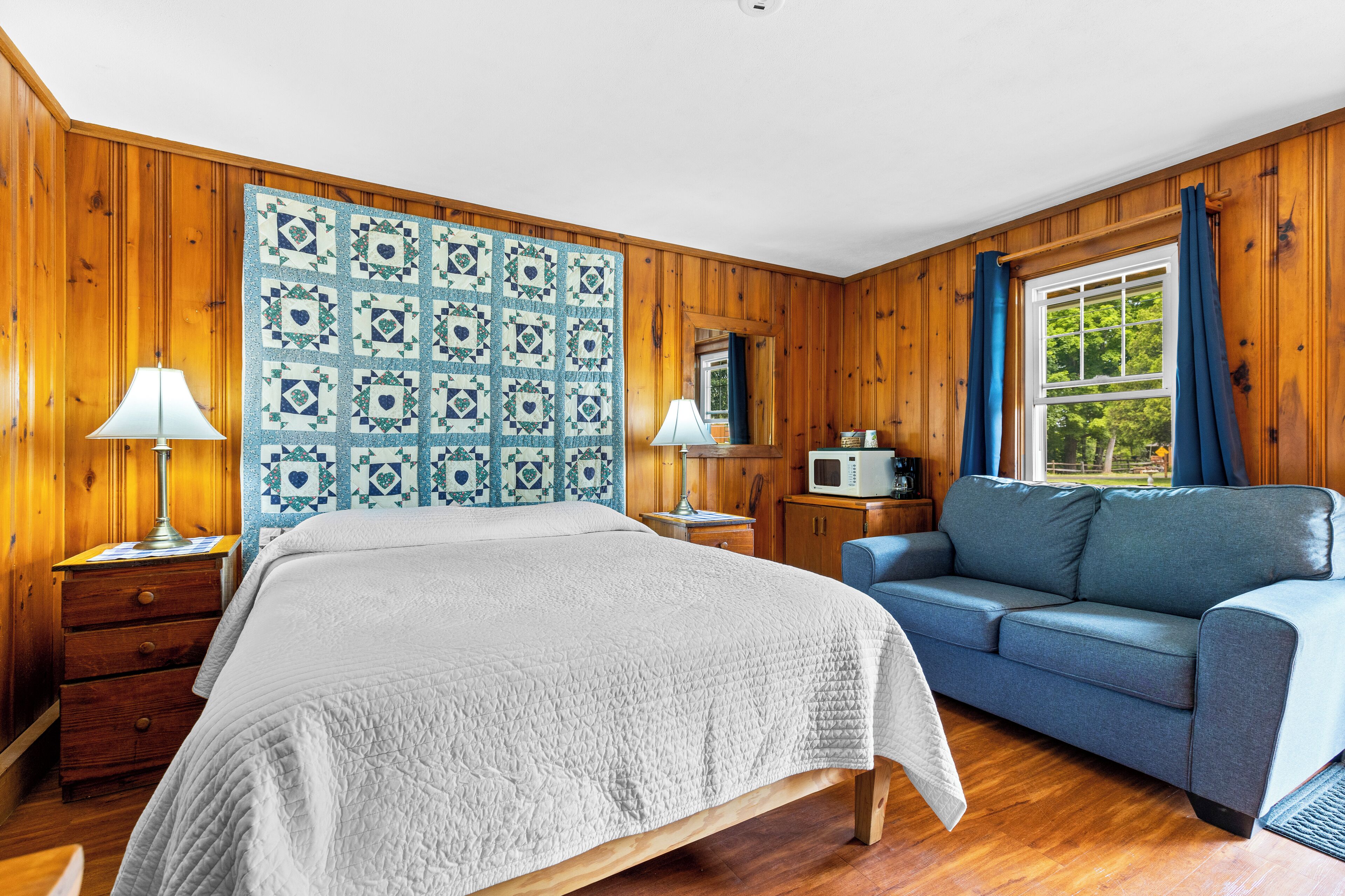 Kamer, 1 queensize bed (Motel) | Een bureau, verduisterende gordijnen, een strijkplank/strijkijzer